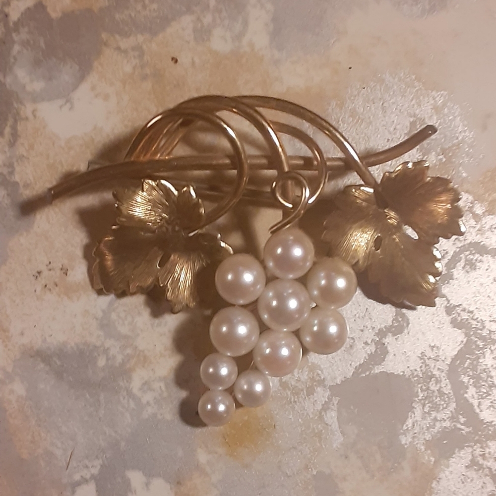 c1950 KREMENTZ Genuine Akoya Pearl & Grape Cluster Brooch Goldfill ~ Elegant